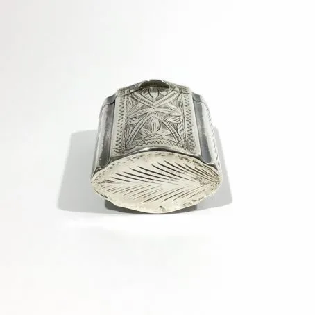 silver snuffbox base with floral decorations