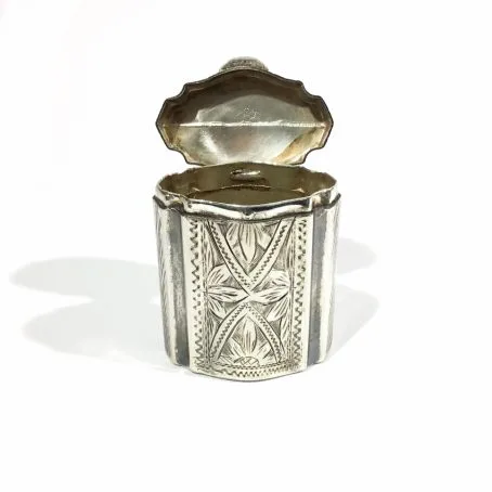 silver snuffbox with open floral decorations