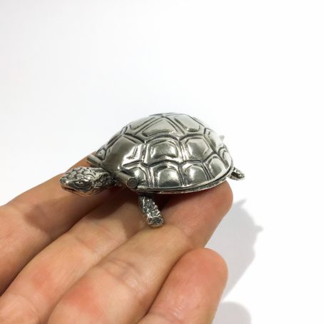 portapillole d’argento a forma di tartaruga