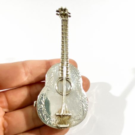 porta pillole in argento a forma di chitarra