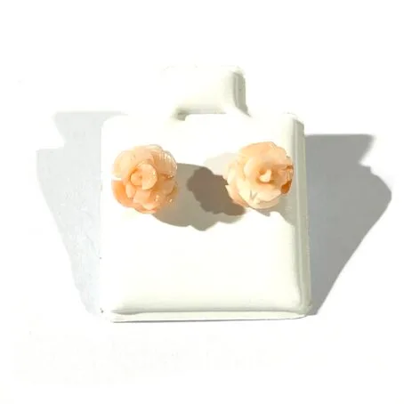 Lobe earrings with pink coral roses