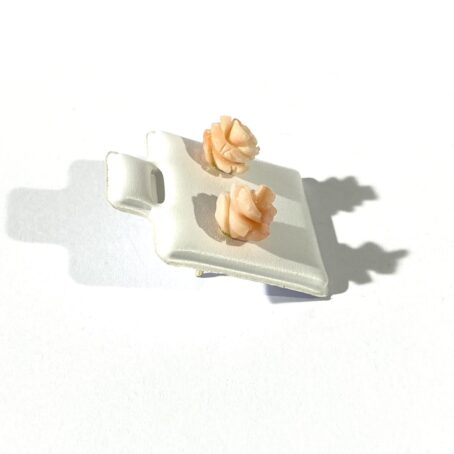 Lobe earrings with pink coral roses